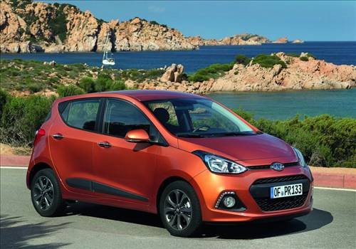 HYUNDAI i10 
Özellikle kadınların bir diğer gözdesi olan i10; 11 adet –içinde tarçın, vişne, alev kırmızı tonları da bulunan- farklı dış renk seçeneği ve yine 11 tane farklı kombinde iç renk alternatifi sunuyor. Geniş, ferah ve renkli iç kabin ve düşük yakıt tüketimi ile kadınların gözdesi olarak kalmaya devam edeceğe benziyor. 32.400 TL’den başlayan fiyatlarla…