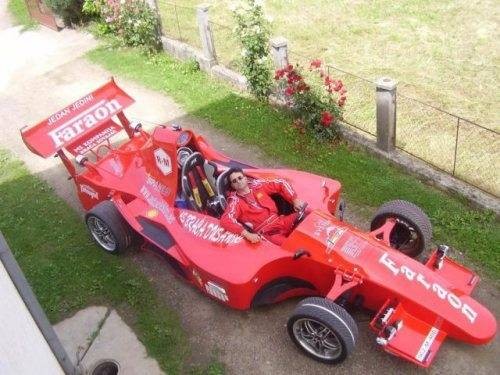 Maliyeti 30.000 dolar olan bu Formula 1 otomobilinin diğerlerinden tek farkı 2 kişilik olması.