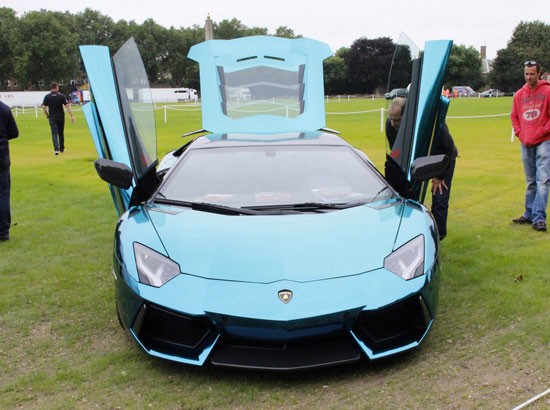 Ünlü rallici Tim Burton Londra'da belkide bir Lamborghini ile ilk kez denenecek bir şey yaptı.