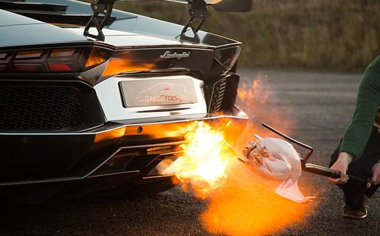Oakley Dizayn'ın özel olarak güçlendirdiği ve modifiye ettiği Lamborghini Avendator marka aracın egsoz sisteminden çıkan 9000 bin santigratlık ısıda noel hindisi pişiren rallici bir ilke imza attı.