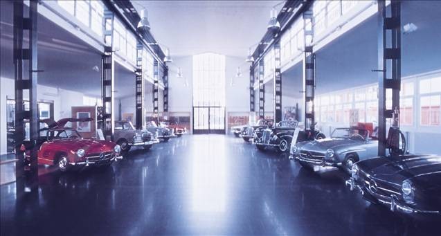 Yalnızca Almanya ve ABD'de bulunan Mercedes-Benz Classic Center'da klasik otomobiller olduğu kadar bu otomobillerin restorasyonu da yapılıyor.