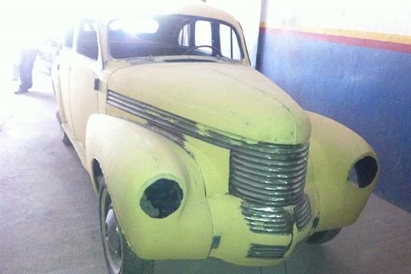 Bolu’da otomobil kiralama ve satışı yapan Sinan Güler, yıllardır imrenerek baktığı klasik otomobili komşusunun satmak istediğini öğrendi. Komşusundan 1950 model Opel Kapitan marka aracı satın alan Sinan Güler, araca yeniden hayat vermek için çalışmaya başladı. Aracın Almanya’da üretilmesinden dolayı orijinal parçalarını bulmakta güçlük çeken Sinan Güler, aylar boyunca yedek parça temin etmek için büyük uğraş verdi.