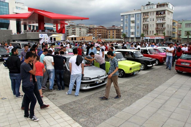 Samsun'un Canik ilçesinde düzenlenen "JDM Samsun 1. Modifiye Fuarı"nda 200 araç görücüye çıktı.