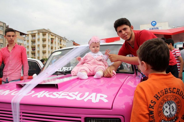 Samsun, Çarşamba, Bafra, Ordu merkez ile Ünye ilçesinden gelen modifiye araç tutkunları, Canik Demokrasi Meydanı'nda düzenlenen etkinlikte buluştu.