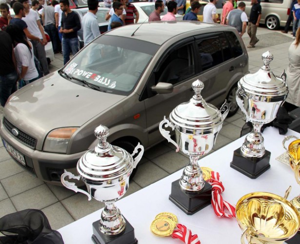 Genç, daha sonra yarışmaya katılan 200 araç arasından dereceye giren araçların sahiplerine kupa ve madalyalarını verdi.