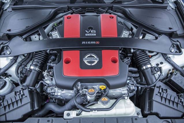 2015 370Z Nismo’nun kaputunun altındaki 3.7 litrelik V6 ünite, 350 HP güç ve 375 Nm tork üretirken, araçta sınırlı kaymalı diferansiyel de sunuluyor.