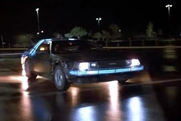 'Geleceğe Dönüş' - 1981 DeLorean DMC-12
Geleceğe Dönüş filminin ikonlaşmış "zaman makinesi", saatte 88 mil hıza ulaştığında Dr. Emmett Brown ve hikayenin kahramanı Marty'yi zamanda seyahate çıkarıyordu. Gerçekte ise hiç tutmayan bu model sadece bir yıllık üretimden sonra piyasadan çekildi.