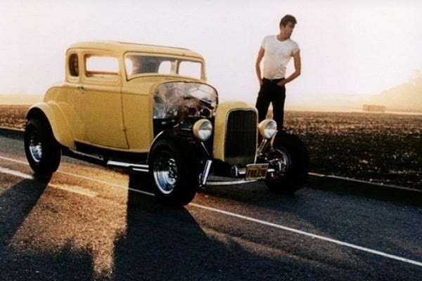 'American Graffiti' - 1932 Ford Model B Deuce Coupe
George Lucas, "Star Wars" efsanesini yaratmadan önce düşük bütçeli "American Graffiti" filmi ile adını duyurdu. Kaliforniyalı bir grup gencin başından geçenleri anlatan filmde arabalar da oyuncular kadar ön plandaydı.