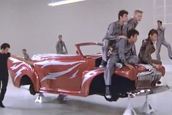 'Grease' - 1948 Ford Deluxe
1978 yılında beyaz perdeye uyarlanan Grease'in meşhur "Greased Lightnin'" müzikal bölümünde Ford Deluxe, John Travolta ile sahneyi paylaşıyor.