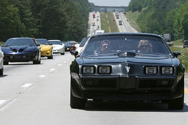 'Smokey and the Bandit' - 1977 Pontiac Trans Am
Eyaletler arası içki kaçakçılığı yapan bir adamın hikayesini anlatan filmde, Burt Reynolds, Trans Am arabasıyla polislerin dikkatini çekerek içki yüklü kamyonun yakalanmasını önlüyordu.