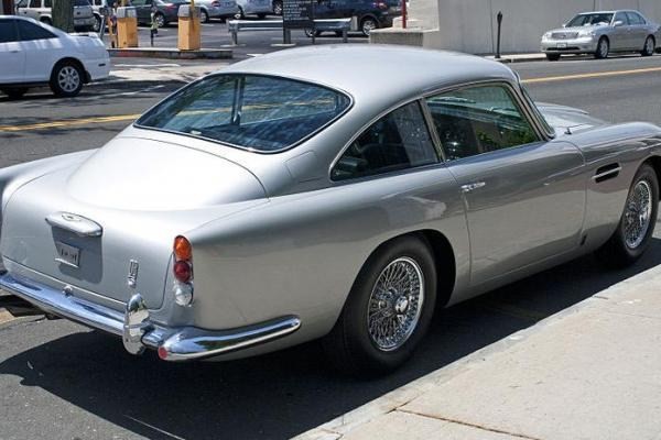 Goldfinger' / 'Thunderball' - 1963 Aston Martin DB5
007 James Bond'un arabası. Araç 20120 yılında açık artırmayla 4,6 milyon dolara satıldı.