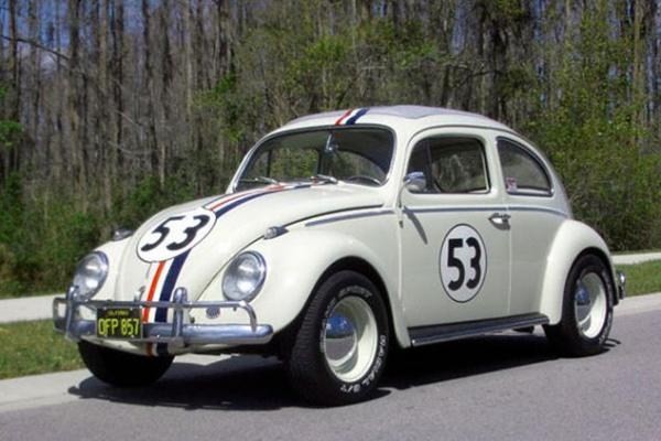 'The Love Bug' - 1963 Volkswagen
Kendi kendine gidebilen, iyi niyetli araba "Herbie"nin maceraları 1969 yılında beyaz perdede karşımıza çıkmıştı.