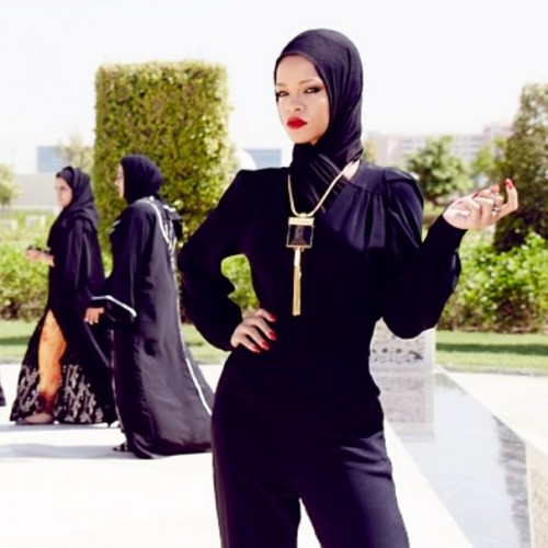 Rihanna dünya turnesi kapsamında gittiği Birleşik Arap Emirlikleri'nin başkenti Abu Dabi'de cami ziyaretinde bulundu.