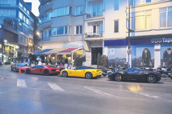 Gösteriş yarışına giren zenginler, Lucca'nın önünde çektikleri arabalarıyla adeta şov yaptı. Takvim'den Ufuk Özcan'ın objektifine takılan bu karede aralarında Ferrari, Lamborghini, Corvette gibi lüks arabaların olduğu mekan, Avrupa'daki ultra lüks otomobil fuarlarını aratmadı.
