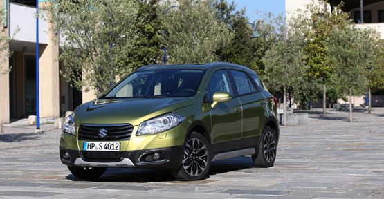 SX4 S-Cross çekici tasarımı yanında, pazarda rakiplerinden farklılaşacak bir çok üstünlüğe sahip. En başta, 1600 cc’lik motorlarda SUV segmentinde kısıtlı seçenekler sunulurken, Suzuki SX4 S-Cross rekabetteki en geniş motor ve şanzıman seçeneklerini sunacak.