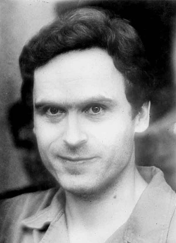 Ted Bundy
1974 - 1978 yılları arasında, ABD'nin çeşitli yerlerinde çok sayıda genç kadını öldürmüştür. Kurbanlarının kesin sayısı bilinmeyen Bundy, on yılı aşkın inkâr süreci sonunda, otuzdan fazla cinayet işlediğini itiraf etmiştir. Bundy, sıklıkla Amerikan seri katillerinin öncül örneği olarak kabul edilir. Gerçekten de seri katil terimi ilk defa onu tanımlamak için ortaya atılmıştır.