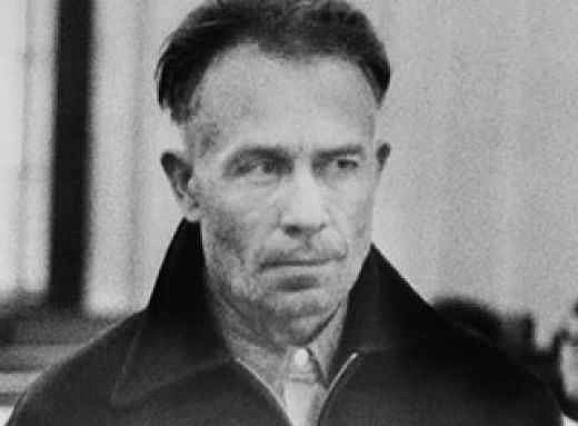 Ed Gein
Ed Gein, annesinin (hayatta olan tek akrabasının) ölümünden sonra anatomi bilimiyle ilgilenmeye başlar. Bu ilgisinin tek nedeni ölen annesini diriltmektir. Bir süre sonra mezarlıktan cesetler çalmaya ve öğrendiklerini üzerlerinde denemeye koyulur. Kendisini özellikle büyüleyen, kadın vücududur. En sonunda sonra annesini diriltemeyeceğini anlar ve annesi yaşında bir kadının cesetinin derisini yüzer. Bu deriyi annesinin eski kıyafetleriyle birlikte giyer.