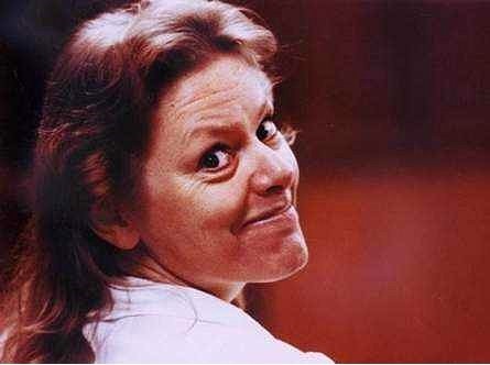 Aileen Wuornos:ABD'nin en ünlü kadın seri katillerinden biri olan Wuornos, aynı zamanda eşcinsel bir hayat kadınıydı. İlişkiye girdiği bazı insanları öldürdüğü ve ormana saklamaya çalıştığı ortaya çıkmıştır. 7 kişiyi öldürdüğü bilinse de 2 kişinin cesedi bulunamamıştır ve bu yüzden 5 kişiyi öldürmekten yargılanmıştır.