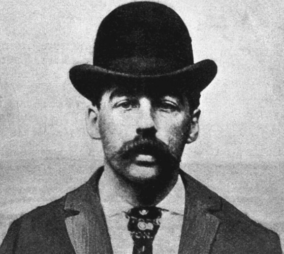 H. H. Holmes:Kayıtlara geçmiş ilk Amerikalı seri katil olarak bilinen Dr.Holmes 1861 doğumludur.

Chicago Dünya Fuarı zamanlarında Chicago'da zihninde kurduğu cinayetleri işlemek için özel tasarladığı bir otel açtı. Dördü kesinleşen itiraf ettiği 27 cinayet olmasına rağmen, öldürdüğü insan sayısı 200 civarındadır.Bilinmeyen sayıda pek çok kurbanını "Dünya Fuarı" otelinden birkaç kilometre uzaklıkta bulunan 1893 Chicago Dünya Fuarı'ndan almıştır.
