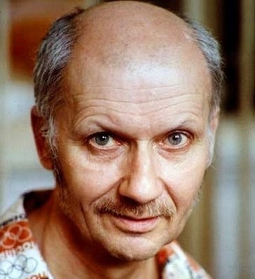 Andrei (Andrey) Cikatilo;Ukrayna doğumlu Sovyet seri katil. 1978-1990 yılları arasında 53 kesinleşen cinayet işlemiştir. Ekim 1992'de 52 kişiyi öldürmekten suçlu bulunmuş (kendi itirafına göre 56 cinayet teşebbüsünde bulunmuş ve bunların 53'ü cinayetle sonuçlanmıştı) ve 14 Şubat 1994'te kafasına kurşun sıkılarak infaz edilmiştir.