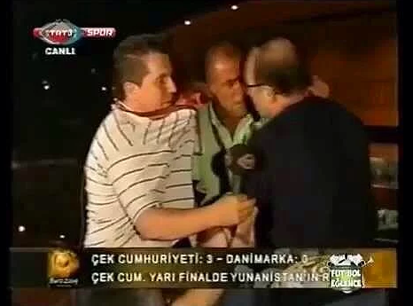 Fatih Terim'in düşen muhabirleri tutması