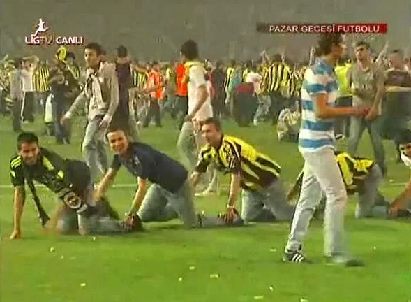 Şampiyon olduklarını sanan Fenerbahçeli taraftarların timsah yürüyüşü yapması