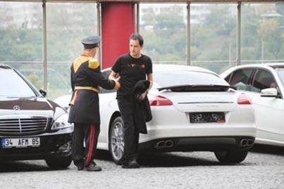 Ilıcalı, 1 milyon dolara aldığı Aston Martin'i Arda Turan'a sattıktan sonra bir Porsche almıştı.