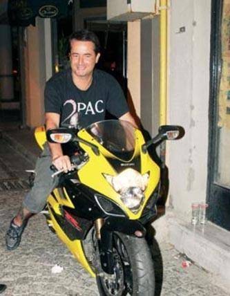 Ilıcalı motosikletlere de tutkun.
