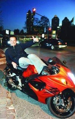 Ilıcalı Suzuki marka motosikletiyle hız yapmaktan hoşlandığını da söylemişti bir röportağında.