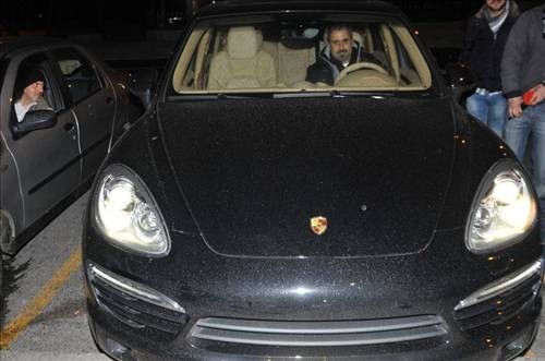 Cimriliğiyle çok eleştirilen Emrah, ilerleyen yıllarda paraya kıydı ve Porsche marka otomobil aldı.
