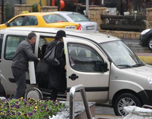 Tanınmamak için yüzünü kapatan bir şapka takan şarkıcı, tüm çabalarına rağmen paparazzilerin gözünden kaçmadı.