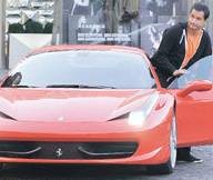 Gömlek değiştirir gibi otomobil değiştiriyor

Acun Ilıcalı, yeni aldığı son model Ferrari 458 Italia otomobiliyle İstinye Park'ta görüntülenmişti. "Acun Firarda" programının baş harfleri olan "AF" plakalı yeni otomobilinin fiyatının 425 bin Euro olduğu öğrenilmişti.