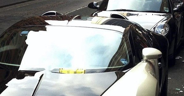İngiltere'de park halindeki 1 milyon sterlinlik lüks Bugatti marka otomobil, ilgi odağı oldu.