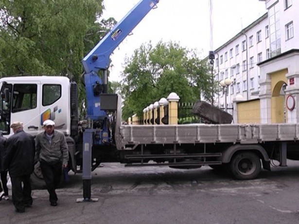 Rusya'nın Novokuznetsk şehrinde yanlış park eden sürücülere ağır ceza..