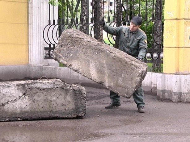 3-Görevliler yanlış park eden şoförlere pişman olacağı bir ceza kesiyor. İşte hatalı parkın bedeli.