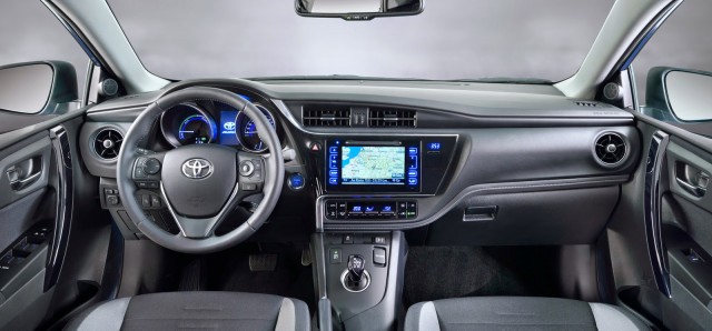 Yeni Toyota Auris yenilenen kardeşi Avensis ile birlikte 3 Mart’ta Cenevre’de tanıtılacak. Yenilenen yüzüyle göz alışkanlığından kurtulacak Auris önümüzdeki yıl kendi segmentindeki Golf ile kıyasıya bir rekabete girecek.