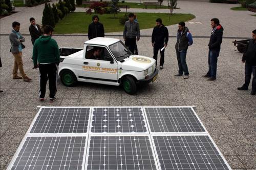 Türkiye yerli otomobil üretmeyi tartışırken Bursa Orhangazi Üniversitesi öğrencileri tarafından geliştirilen, ‘Çınar’ adı verilen elektrikli otomobil çevre ve bütçe dostu özelliği ile dikkat çekiyor.