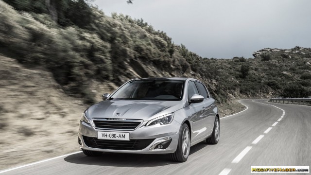 Yeni Peugeot 308 en ince ayrıntısına kadar çok dikkatli bir biçimde tasarlandı. Ön ve arka LED’ler tasarlanırken yan aynalardaki LED’lerin konumu ve birbiri ile uyum içinde olmasına önem verildi. Krom ön ızgara ve aracın yan çizgisi de aynı uyum içerisinde sportifliği temsil ediyor.