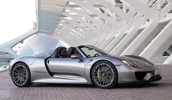 Convertible sınıfı: Porsche 918 Spyder : Tarihin en güçlü ama buna karşın yakıt tasarufu en yüksek Porschesi olan 918, aynı zamanda mükemmel bir spor otomobili. 918, 100 kilometre hıza 3 saniyeden az sürede çıkabiliyor.