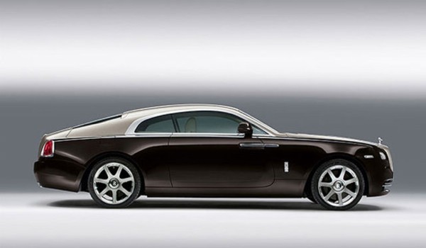 Coupé, GT sınıfı: Rolls-Royce Wraith Rolls Royce denince akla hızdan çok lüks ve konforlu oluşu akla gelir. Ama Rolls-Royce Ghost'un sedanı Wraith, hızıyla da ön plana çıkıyor. 624 beygir gücünde V12 motoruna sahip Wraith, 0'dan 100 kilometreye 4.4 saniyede çıkabiliyor.