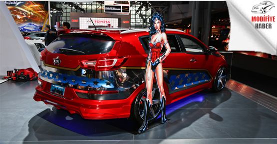 Wonder Woman Kostümlü Kia Sportage